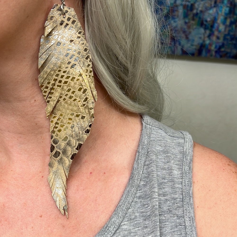 Leather mermaid print fringe earrings - Picture 3 of 11